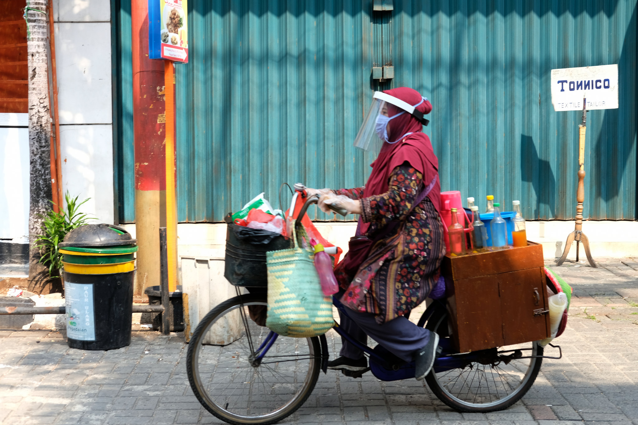 Patut dicontoh Penjual Jamu Keliling ini Patuhi Protokol 