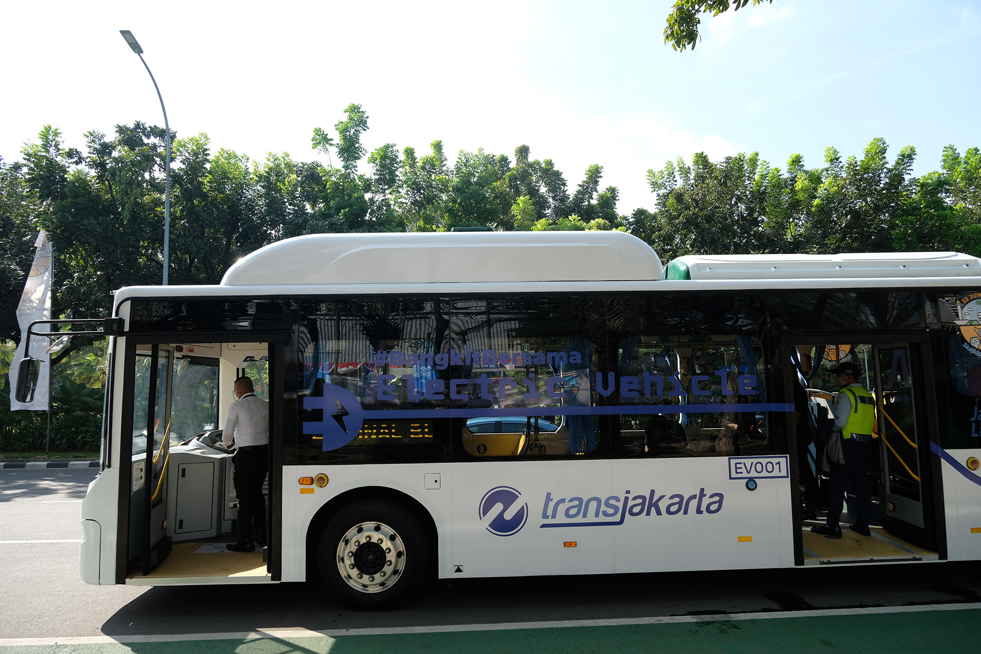 Ujicoba Armada Bus Listrik Transjakarta - TrenAsia