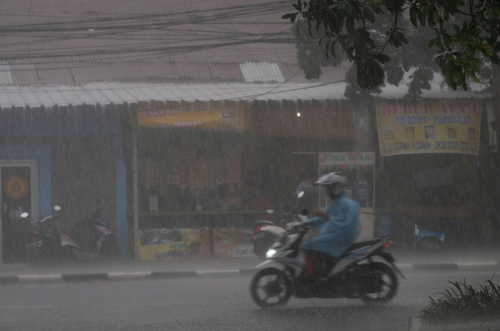 Hujan Deras Disertai Angin Kencang Guyur Sebagian Wilayah Jakarta