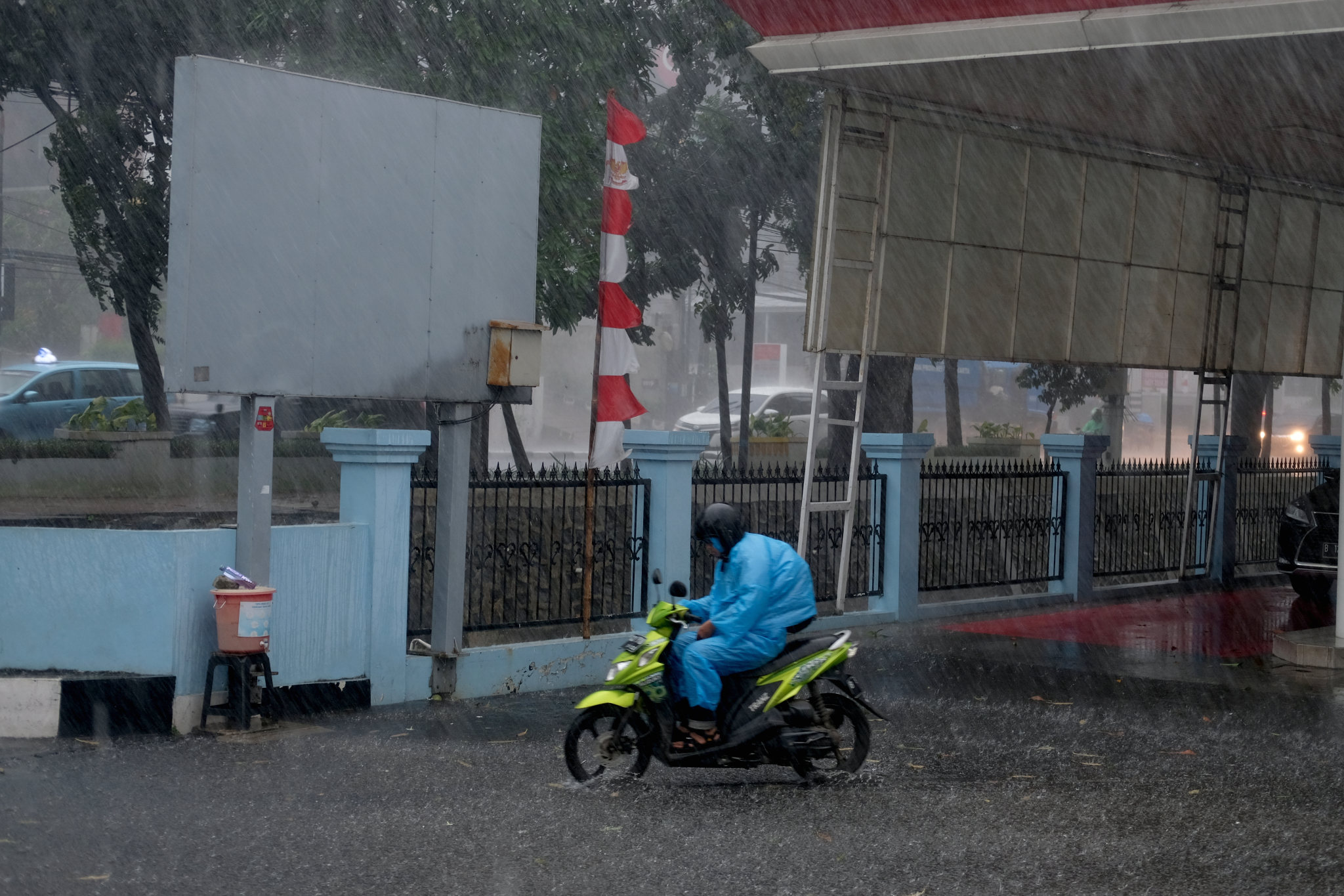 Hujan Deras Disertai Angin Kencang Guyur Sebagian Wilayah Jakarta ...