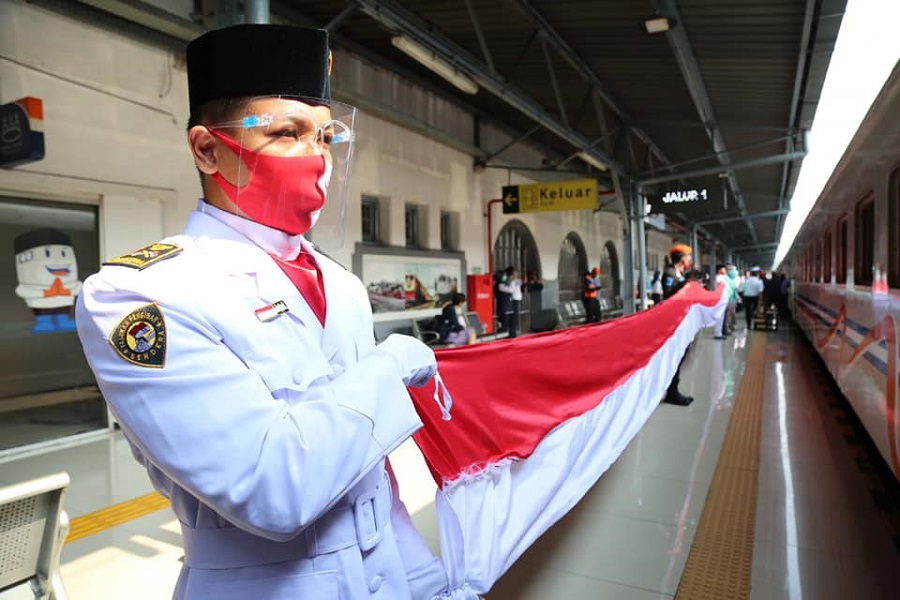 PT KAI Kibarkan Merah Putih Raksasa dan Putar Lagu ...