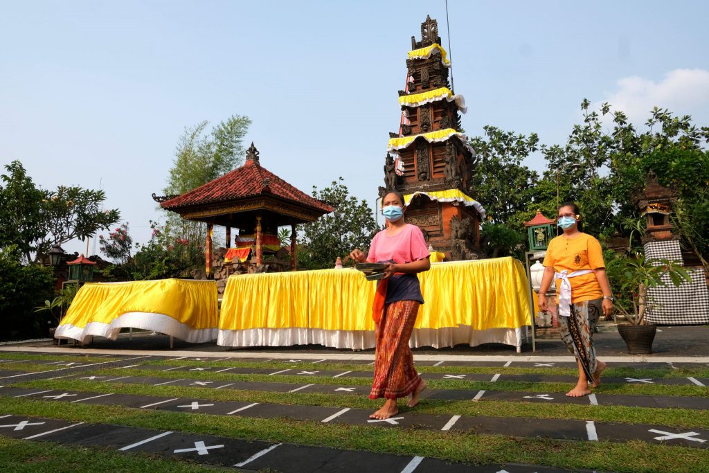 Melihat Persiapan  Umat Hindu Sambut Hari  Raya  Galungan 